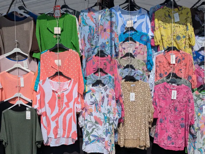 都市女性通勤穿搭指南：千娱音服装店推荐三大经典色系