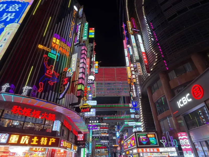 重庆女装零售市场趋势：2024秋冬时尚穿搭与品牌集合店选购参考