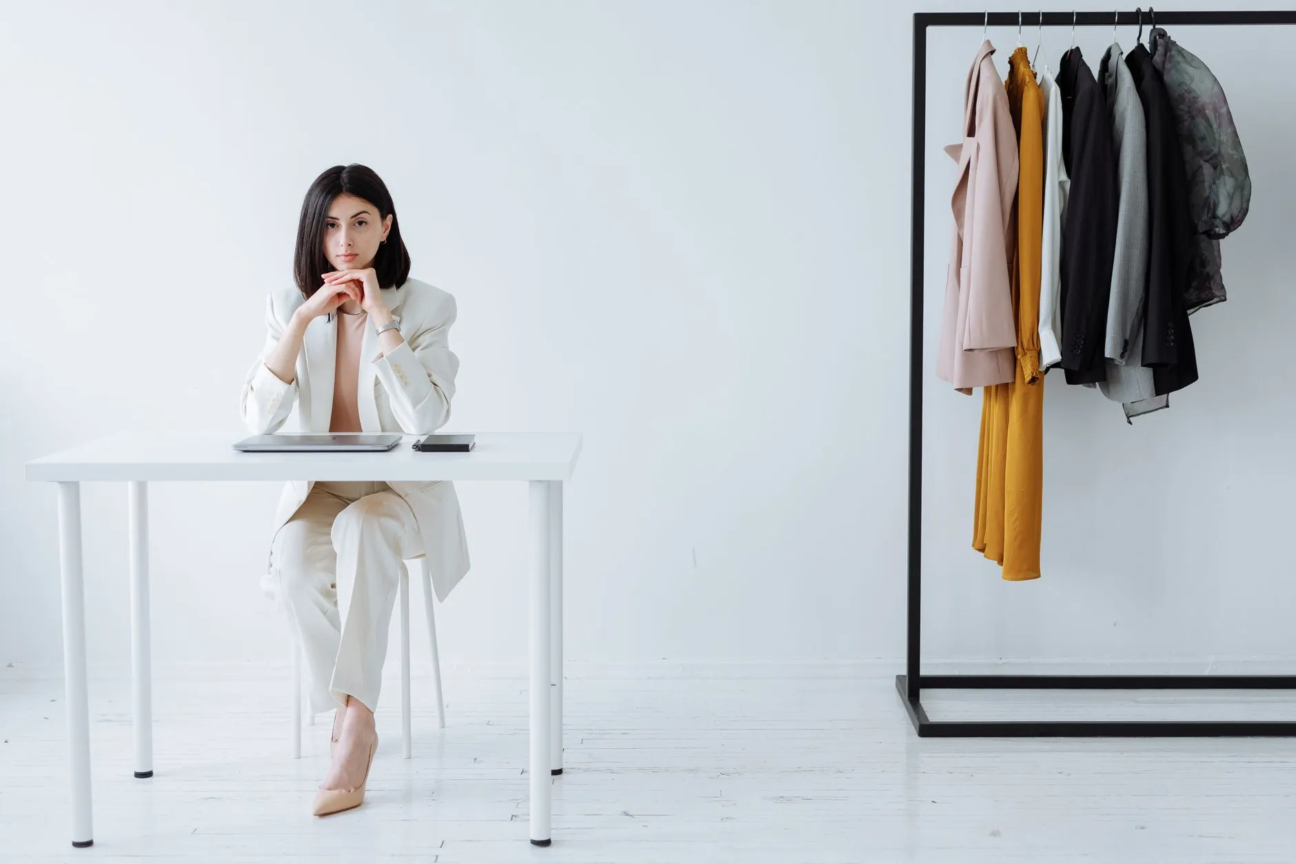 渝中区千娱音服装店解读：都市女性如何通过时尚穿搭打造个人风格衣橱正文配图 1
