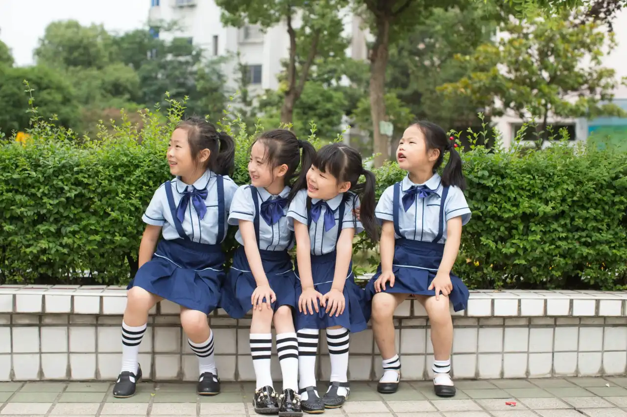 2024年秋冬女装零售流行趋势解析：千娱音时尚穿搭指南