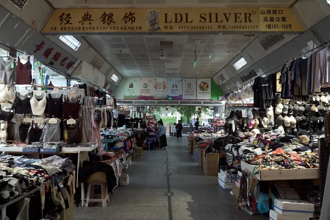 品牌女装与时尚穿搭如何兼顾？千娱音服装店的零售集合选品思路解析
